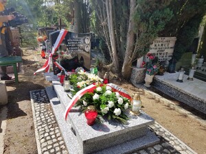 Cmentarz Łostowicki w Gdańsku, uroczyste złożenie kwiatów na grobie Stanisława Kowalskiego