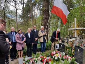 Cmentarz Srebrzysko w Gdańsku, złożenie kwiatów na grobie Anny Walentynowicz
