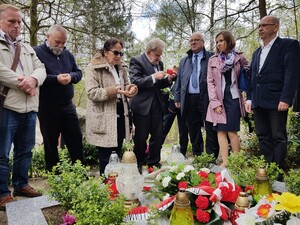 Cmentarz Srebrzysko w Gdańsku, złożenie kwiatów na grobie Anny Walentynowicz