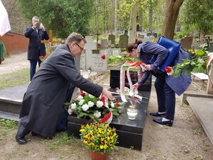 Cmentarz Srebrzysko w Gdańsku, złożenie kwiatów na grobie Jana Zapolnika
