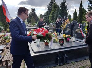 Cmentarz Komunalny w Pruszczu Gdańskim, złożenie kwiatów na grobie Kazimierza Szołocha