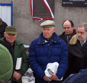 Podczas poświęcenia pamiątkowej tablicy na Placu Solidarności w Gdańsku, 18 grudnia 2010 r. Z prawej Andrzej Gwiazda, który ich zawsze bronił i podziwiał za odwagę
