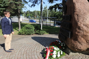 Naczelnik OBEN IPN Gdańsk Krzysztof Drażba 1 sierpnia złożył kwiaty pod pomnikiem Polskiego Państwa Podziemnego przy Targu Rakowym w Gdańsku