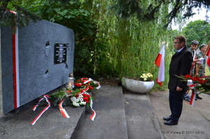 Dyrektor Oddziału IPN w Gdańsku prof. Mirosław Golon składa wieniec pod pomnikiem.
