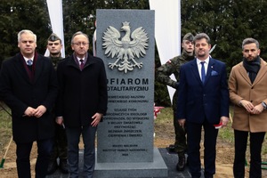 Uroczystość odsłonięcia pomnika upamiętniającego ofiary zbrodniczych ideologii, niemieckiego nazizmu i sowieckiego komunizmu – Malbork, 22 lutego 2024. Fot. IPN