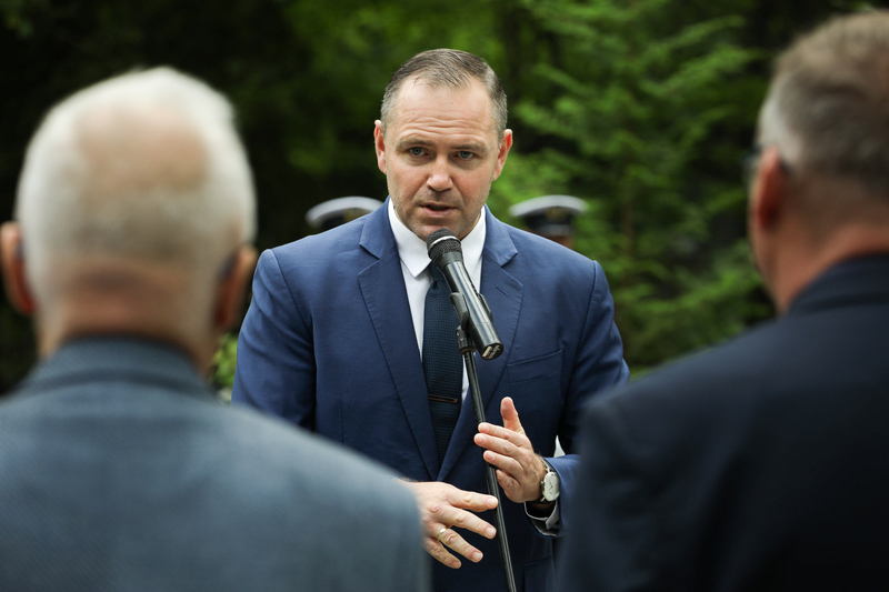 Uroczystość odsłonięcia pomnika nagrobnego kpt. mar. Jerzego Błeszyńskiego – Gdynia, 24 czerwca 2024. Na zdj. prezes IPN dr Karol Nawrocki. Fot. Mikołaj Bujak (IPN)