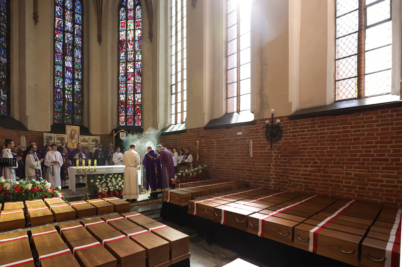 Państwowy pogrzeb ofiar niemieckich zbrodni – Chojnice, 2 września 2024. Fot. Mikołaj Bujak (IPN)