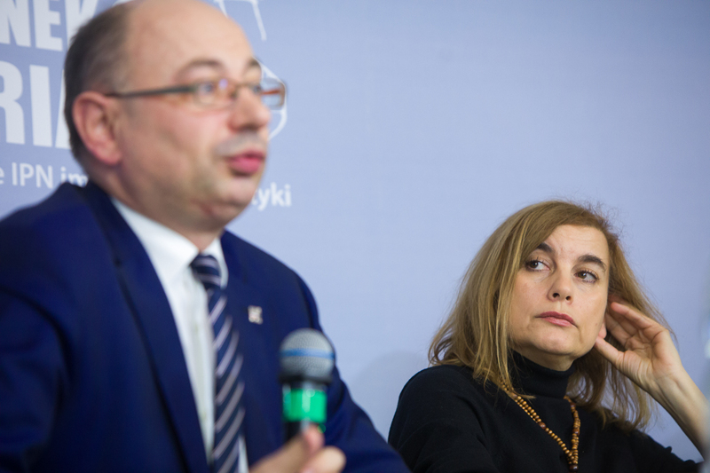 Wiceprezes IPN dr Mateusz Szpytma i dr Aleksandra Namysło, redaktor książki „Represje za pomoc Żydom na okupowanych ziemiach polskich w czasie II wojny światowej” – Warszawa, 16 stycznia 2020. Fot. Sławek Kasper (IPN)