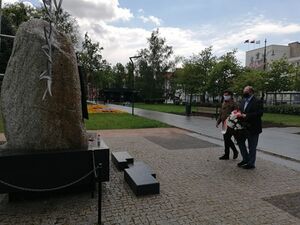 Prof. Wojciech Polak i Karol Wojtasik złożyli kwiaty pod pomnikiem Witolda Pileckiego w Toruniu – 13 maja 2020