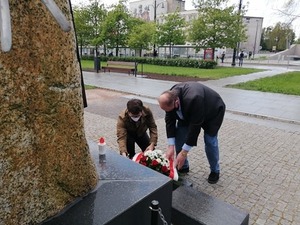 Prof. Wojciech Polak i Karol Wojtasik złożyli kwiaty pod pomnikiem Witolda Pileckiego w Toruniu – 13 maja 2020