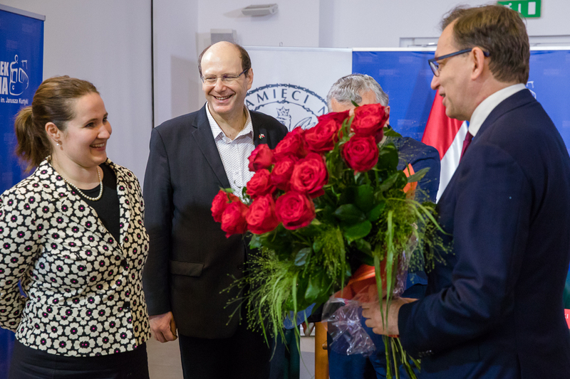 Dr Orsolya Zsuzsanna Kovács – ambasador Węgier, dr János Tischler – dyrektor Węgierskiego Instytutu Kultury w Warszawie oraz dr Jarosław Szarek – prezes Instytutu Pamięci Narodowej. Dyskusja o książce Balázsa Ablonczyego „Pál Teleki (1879–1941)” – 17 czerwca 2020. Fot. Sławek Kasper (IPN)