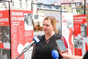 Otwarcie wystawy IPN „Tu rodziła się Solidarność” w Suwałkach – 1 lipca 2020. Na zdj. naczelnik OBEN IPN w Białymstoku Urszula Gierasimiuk. Fot. IPN