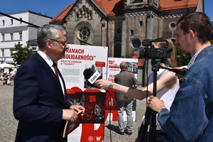 Andrzej Sznajder, dyrektor katowickiego oddziału IPN, podczas otwarcia wystawy IPN „TU rodziła się »Solidarność«” w Tarnowskich Górach. Fot. M. Kobylańska (IPN)