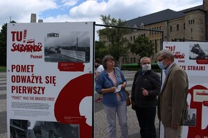 Barbara Napieralska, Janusz Pałubicki i Lech Dymarski podczas otwarcia wystawy IPN „Tu rodziła się Solidarność” – Poznań, 1 lipca 2020. Fot. Marta Sankiewicz (IPN)