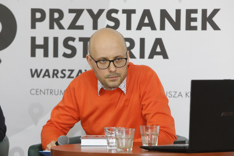 Dr Michał Przeperski, prowadzący dyskusję o książce „»Pułkownicy«. Rdzeń środowiska piłsudczyków w systemie polityczno-ustrojowym II Rzeczypospolitej” – 19 maja 2021. Fot. Piotr Życieński (IPN)