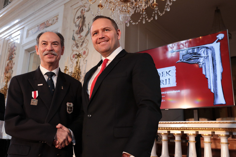Prezes IPN Karol Nawrocki i Andrzej Ruta, prezes Stowarzyszenia Polskich Kombatantów w Kanadzie, podczas wręczenia nagród „Świadek Historii” osobom i organizacjom spoza Polski – Warszawa, 27 października 2021. Fot. Mikołaj Bujak (IPN)