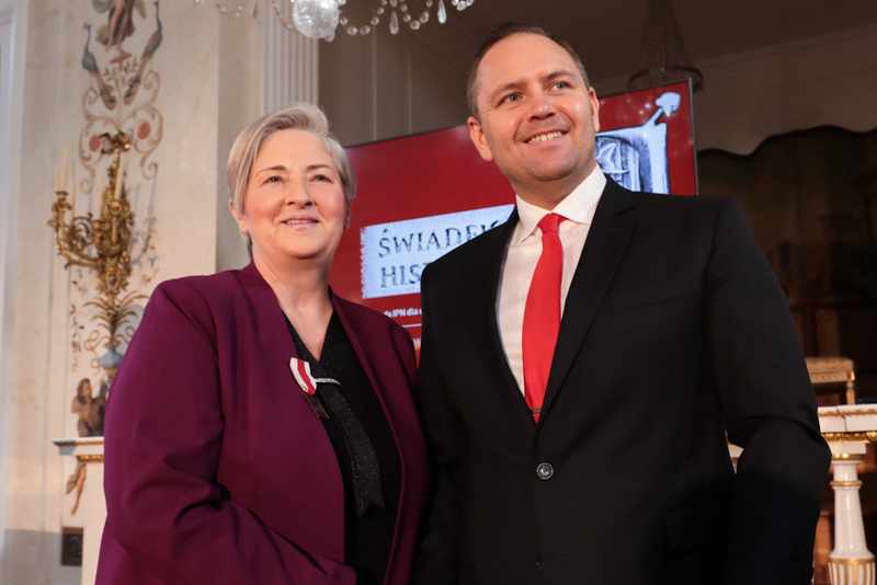 Helena Sołtys z USA i prezes IPN Karol Nawrocki podczas wręczenia nagród „Świadek Historii” osobom i organizacjom spoza Polski – Warszawa, 27 października 2021. Fot. Mikołaj Bujak (IPN)