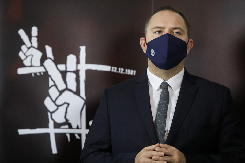 Prezes IPN dr Karol Nawrocki podczas konferencji prasowej na temat obchodów 40. rocznicy wprowadzenia stanu wojennego w Polsce – 10 grudnia 2021. Fot. Sławek Kasper (IPN)