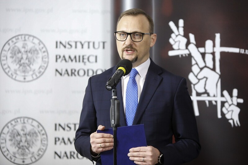 Rzecznik prasowy IPN dr Rafał Leśkiewicz podczas konferencji prasowej na temat obchodów 40. rocznicy wprowadzenia stanu wojennego w Polsce – 10 grudnia 2021. Fot. Sławek Kasper (IPN)
