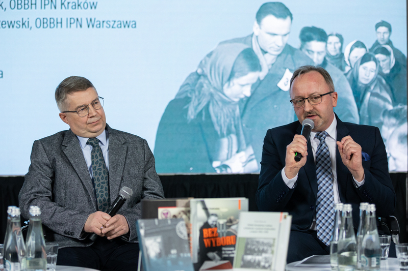 Dr hab. Karol Polejowski, wiceprezes IPN (P) i dr Wojciech Frazik (L) – 19 stycznia 2022. Fot. Mikołaj Bujak (IPN)