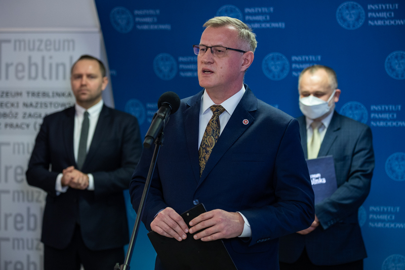 Prok. Andrzej Pozorski, dyrektor Głównej Komisji Ścigania Zbrodni przeciwko Narodowi Polskiemu, zastępca Prokuratora Generalnego podczas konferencji prasowej w Muzeum w Treblince – 27 stycznia 2022. Fot. Mikołaj Bujak (IPN)