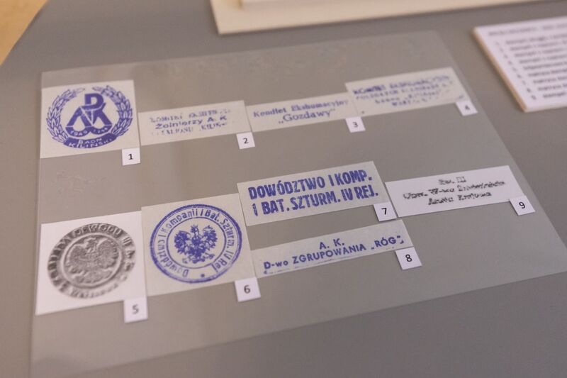 Archiwalia z zasobu IPN dokumentujące czyn zbrojny Armii Krajowej prezentowane w Centralnym Przystanku Historia. Fot. Mikołaj Bujak (IPN)
