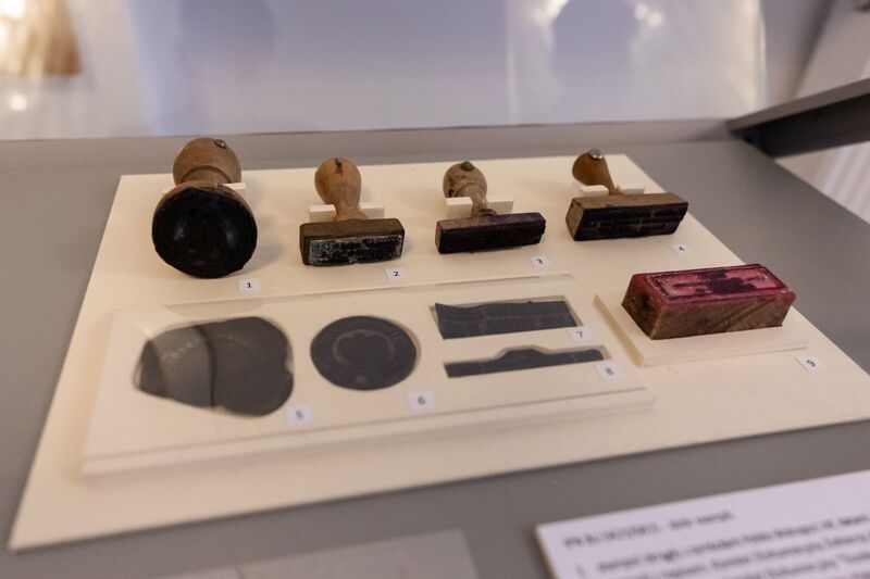 Archiwalia z zasobu IPN dokumentujące czyn zbrojny Armii Krajowej prezentowane w Centralnym Przystanku Historia. Fot. Mikołaj Bujak (IPN)