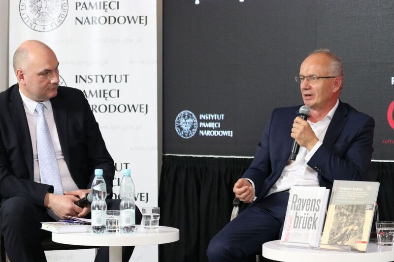 Prof. Krzysztof Szwagrzyk, wiceprezes IPN (P) i dr Zbigniew Stanuch z OBBH IPN Szczecin (L) – 27 kwietnia 2022. Fot. Aleksandra Wierzchowska (IPN)