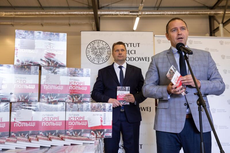 Konferencja prasowa na temat przekazania przez IPN kuratorom oświaty podręczników do historii Polski w języku ukraińskim – Warszawa, 4 maja 2022. Fot. Mikołaj Bujak (IPN)