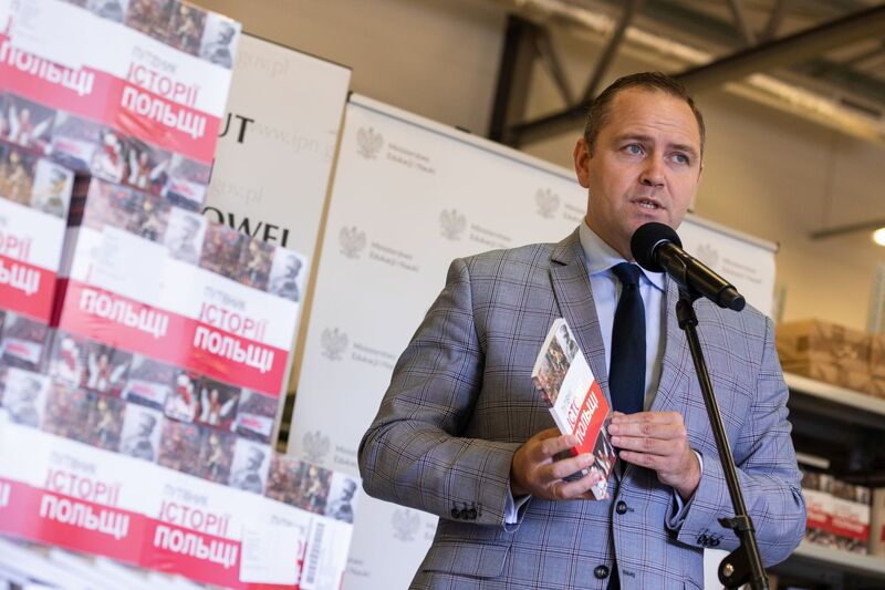 Dr Karol Nawrocki, prezes IPN, podczas konferencji prasowej na temat podręcznika do historii Polski w języku ukraińskim – Warszawa, 4 maja 2022. Fot. Mikołaj Bujak (IPN)