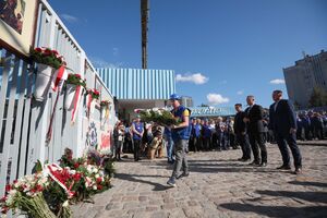 Złożenie kwiatów przy historycznej bramie nr 2 Stoczni Gdańskiej – 31 sierpnia 2022. Fot. Mikołaj Bujak (IPN)