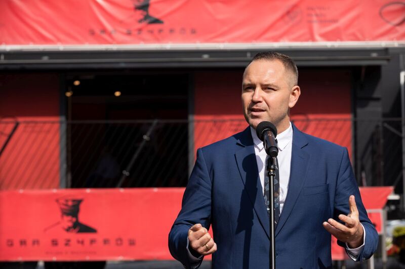 Prezes IPN dr Karol Nawrocki podczas konferencji inaugurującej mobilną prezentację „Gry szyfrów” – Warszawa, 14 września 2022. Fot. Mikołaj Bujak (IPN)