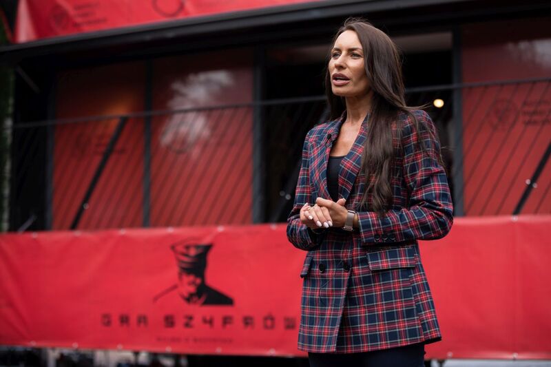 Magdalena Hajduk, dyrektor Biura Nowych Technologii IPN, przed mobilnym showroomem „Gra szyfrów” – Warszawa, 14 września 2022. Fot. Mikołaj Bujak (IPN)