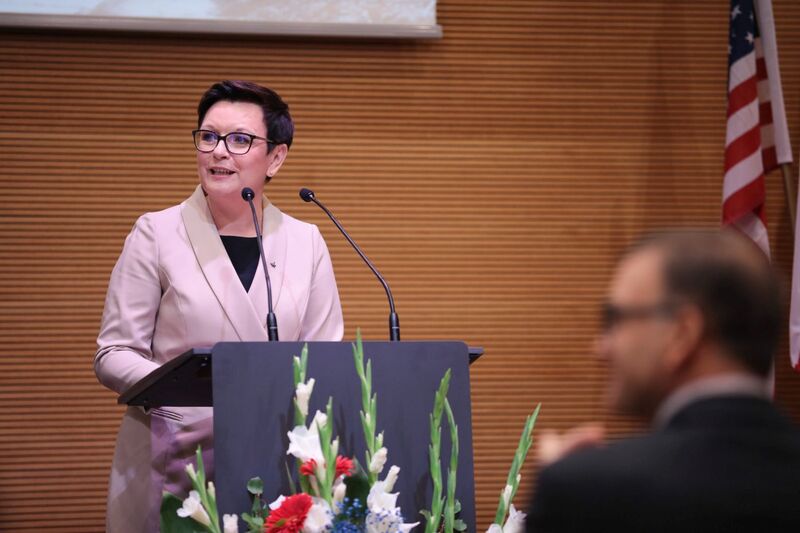 Iwona Stefaniak, dyrektor Muzeum im. Kazimierza Pułaskiego w Warce, podczas otwarcia wystawy „»Ramię krzep – Ojczyźnie służ«. 135 rocznica powstania Sokolstwa Polskiego w Ameryce” – Warka, 16 września 2022. Fot. Mikołaj Bujak (IPN)