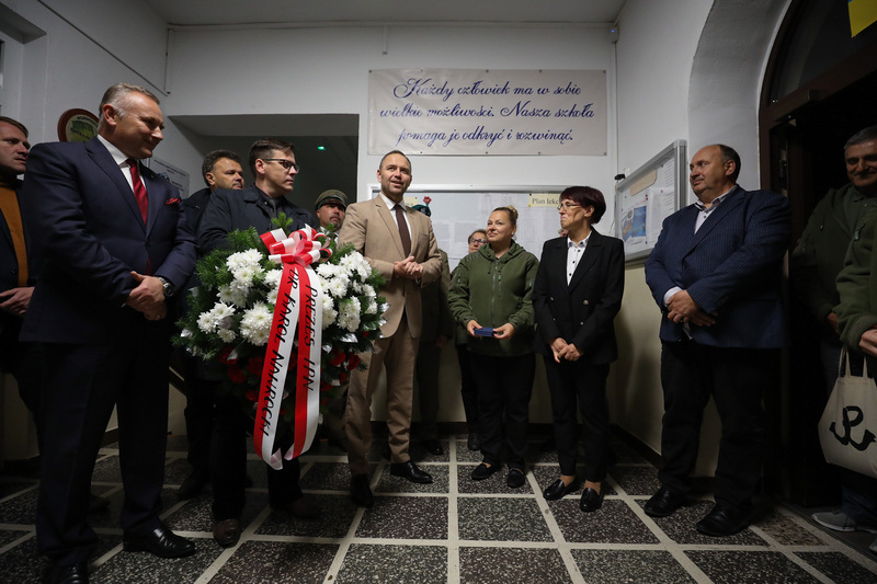 Dr Karol Nawrocki odwiedził Szkołę Podstawową im. Danuty Siedzikówny „Inki” w Czarnem – 23 września 2022. Fot. Mikołaj Bujak (IPN)