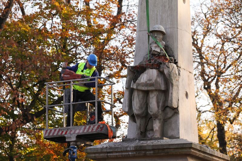 Demontaż pomnika „Wdzięczności Armii Czerwonej” w Głubczycach – 27 października 2022. Fot. Mikołaj Bujak (IPN)