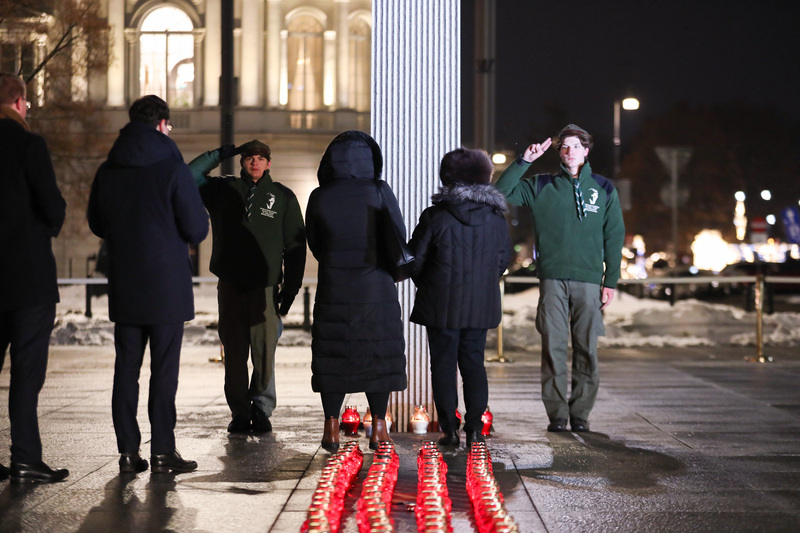 Światło Wolności na pl. Piłsudskiego w Warszawie – 13 grudnia 2022. Fot. Mikołaj Bujak (IPN)
