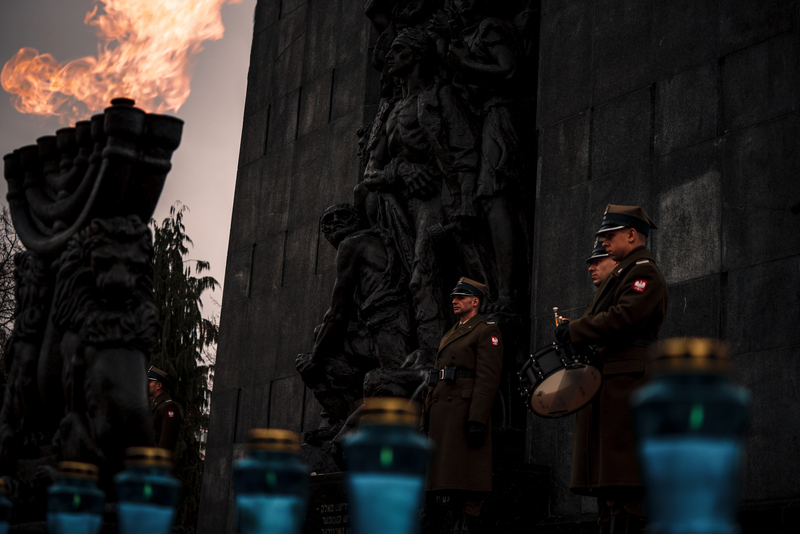 Uroczyste złożenie kwiatów pod pomnikiem Bohaterów Getta – Warszawa, 27 stycznia 2023. Fot. Mateusz Niegowski (IPN)