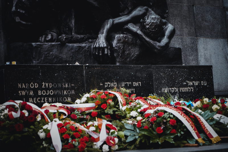 Uroczyste złożenie kwiatów pod pomnikiem Bohaterów Getta – Warszawa, 27 stycznia 2023. Fot. Mateusz Niegowski (IPN)