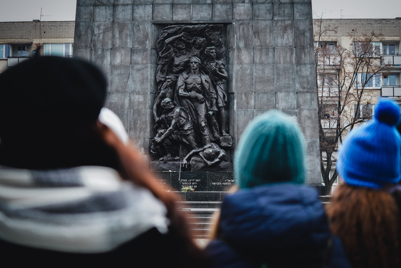 Uroczyste złożenie kwiatów pod pomnikiem Bohaterów Getta – Warszawa, 27 stycznia 2023. Fot. Mateusz Niegowski (IPN)