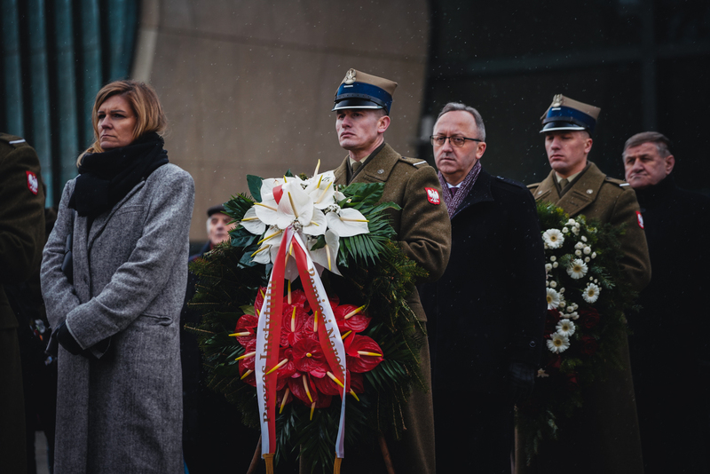 Dr hab. Karol Polejowski, zastępca prezesa IPN, podczas uroczystości pod pomnikiem Bohaterów Getta – Warszawa, 27 stycznia 2023. Fot. Mateusz Niegowski (IPN)