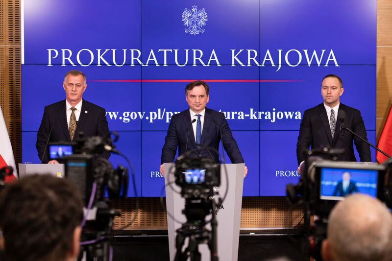 Konferencja prasowa w sprawie śledztwa dotyczącego śmierci ks. Franciszka Blachnickiego. Od prawej: prezes IPN dr Karol Nawrocki, minister sprawiedliwości, prokurator generalny Zbigniew Ziobro, szef pionu śledczego IPN Andrzej Pozorski – Warszawa, 14 marca 2023. Fot. Mikołaj Bujak (IPN)