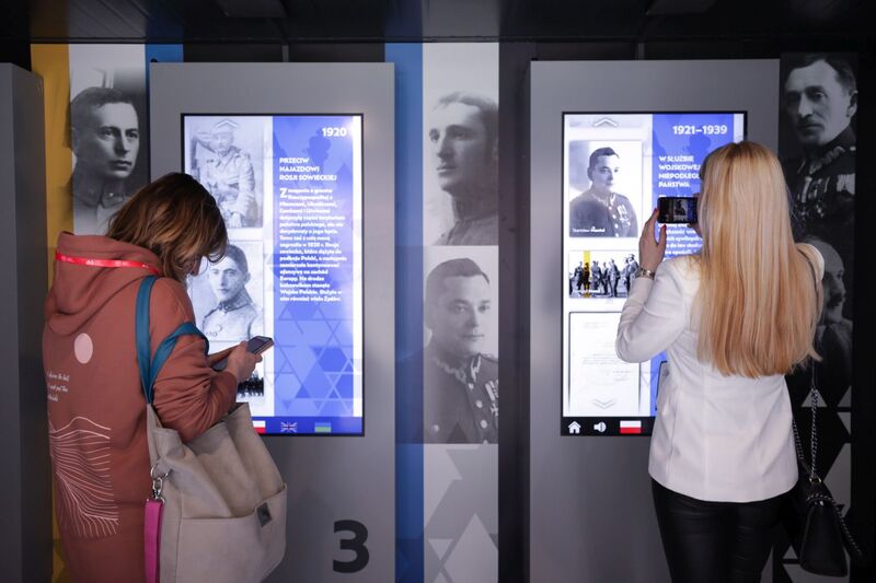 Wystawa „Patrioci. Żołnierze. Żydzi” podczas Kongresu Pamięci Narodowej – Warszawa, 14 kwietnia 2023. Fot. Mikołaj Bujak (IPN)