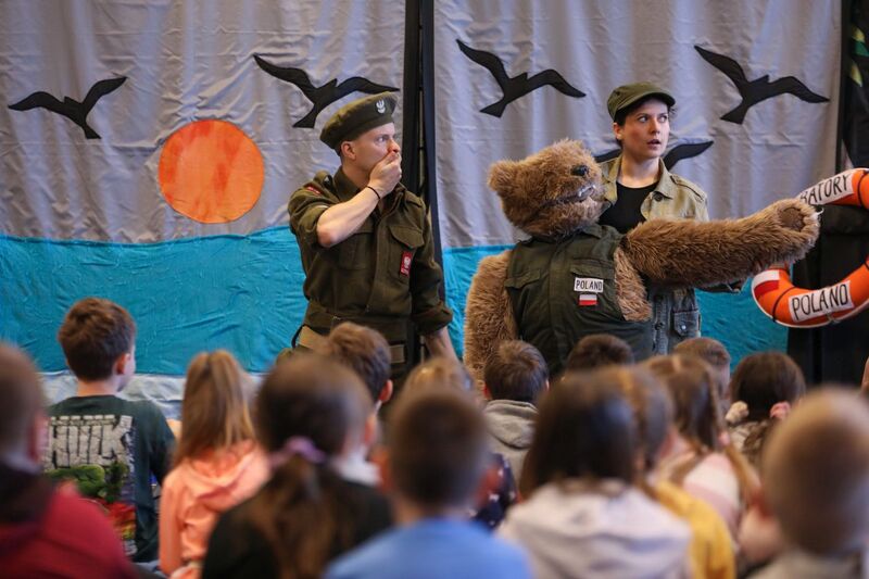 Spektakl „Miś Wojtek” na Kongresie Pamięci Narodowej – Warszawa, 14 kwietnia 2023. Fot. Mikołaj Bujak (IPN)