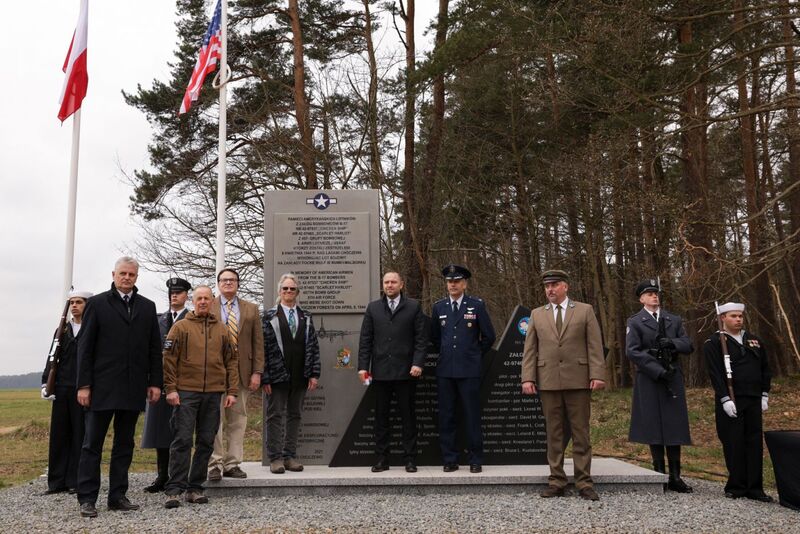 Uroczyste odsłonięcie pomnika ku czci amerykańskich lotników – Słuchowo, 17 kwietnia 2023. Fot. Mikołaj Bujak (IPN)
