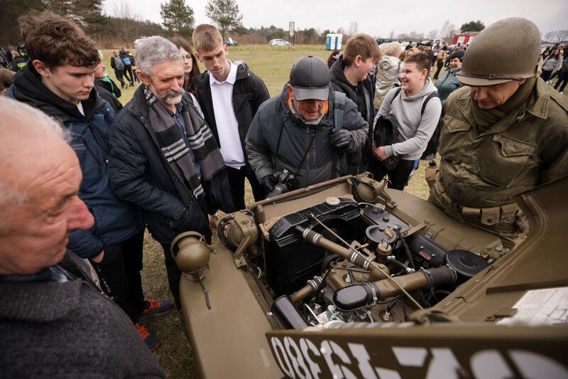Uroczyste odsłonięcie pomnika ku czci amerykańskich lotników – Słuchowo, 17 kwietnia 2023. Fot. Mikołaj Bujak (IPN)
