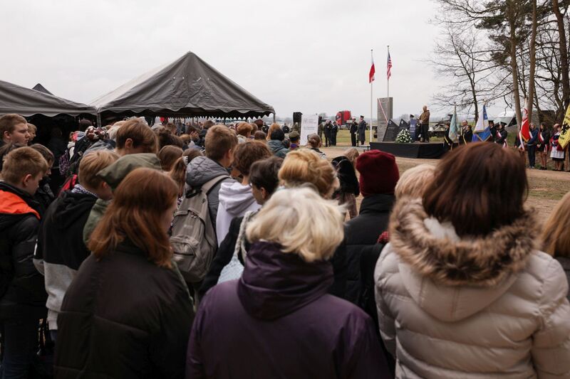 Uroczyste odsłonięcie pomnika ku czci amerykańskich lotników – Słuchowo, 17 kwietnia 2023. Fot. Mikołaj Bujak (IPN)