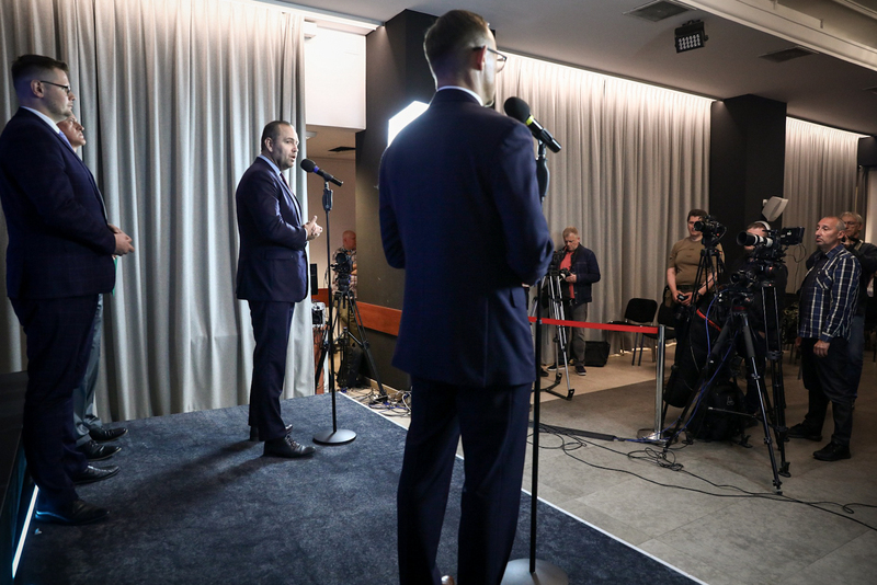 Konferencja prasowa prezesa IPN dr. Karola Nawrockiego i dyrektora GKŚZpNP, zastępcy prokuratora generalnego Andrzeja Pozorskiego – Warszawa, 13 czerwca 2023. Fot. Sławek Kasper (IPN)