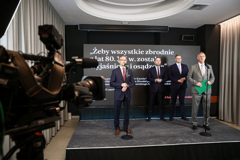 Konferencja prasowa prezesa IPN dr. Karola Nawrockiego i dyrektora GKŚZpNP, zastępcy prokuratora generalnego Andrzeja Pozorskiego – Warszawa, 13 czerwca 2023. Fot. Sławek Kasper (IPN)