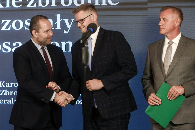 Konferencja prasowa prezesa IPN dr. Karola Nawrockiego i dyrektora GKŚZpNP, zastępcy prokuratora generalnego Andrzeja Pozorskiego – Warszawa, 13 czerwca 2023. Fot. Sławek Kasper (IPN)